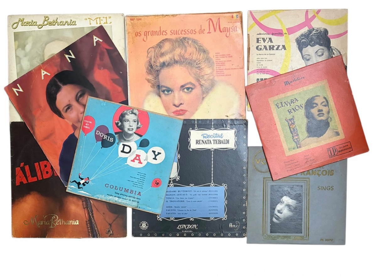Conjunto de nove discos de vinil e capas de LPs, com intérpretes nacionais e internacionais, incluindo Maria Bethânia  Álibi, Maysa Os Grandes Sucessos, Doris Day (Columbia), Renata Tebaldi  recital, Elvira Rios, Eva ...