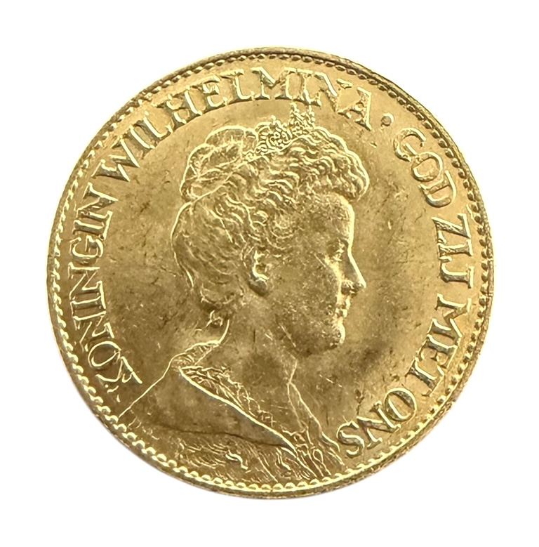 HOLANDA 1911 - Moeda em ouro 22k 10 Guldens  Países Baixos, com efígie da rainha Wilhelmina of the Netherlands e inscrição KONINGIN WILHELMINA GOD ZIJ MET ONS. No reverso, brasão real sob coroa e legenda KONINGRIJK DER ...