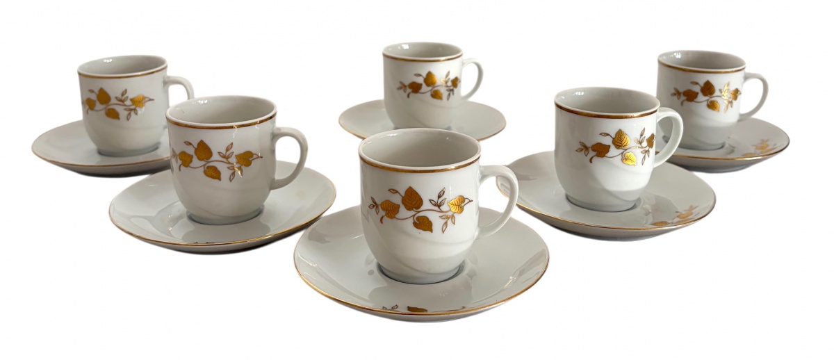 BAVARIA ALEMANHA - Conjunto com 6 xícaras de café com seus pires em porcelana alemã, marca Vohenstrauss Johann Seltmann (Bavaria, Germany), decoração com motivos florais em vibrante ouro e filetes na borda.
