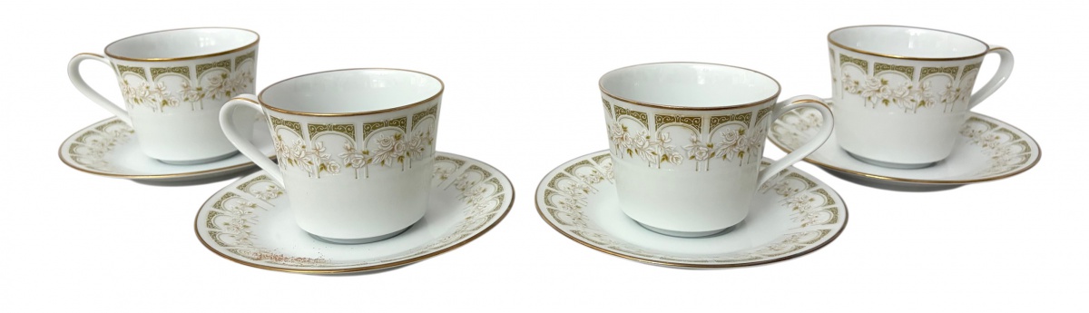 NORITAKE - Conjunto com 4 xícaras de chá com pires em porcelana japonesa Noritake, padrão Sonia (ref. 2301), com decoração em relevo floral e frisos em dourado. Peças elegantes, de fino acabamento, bordas douradas.