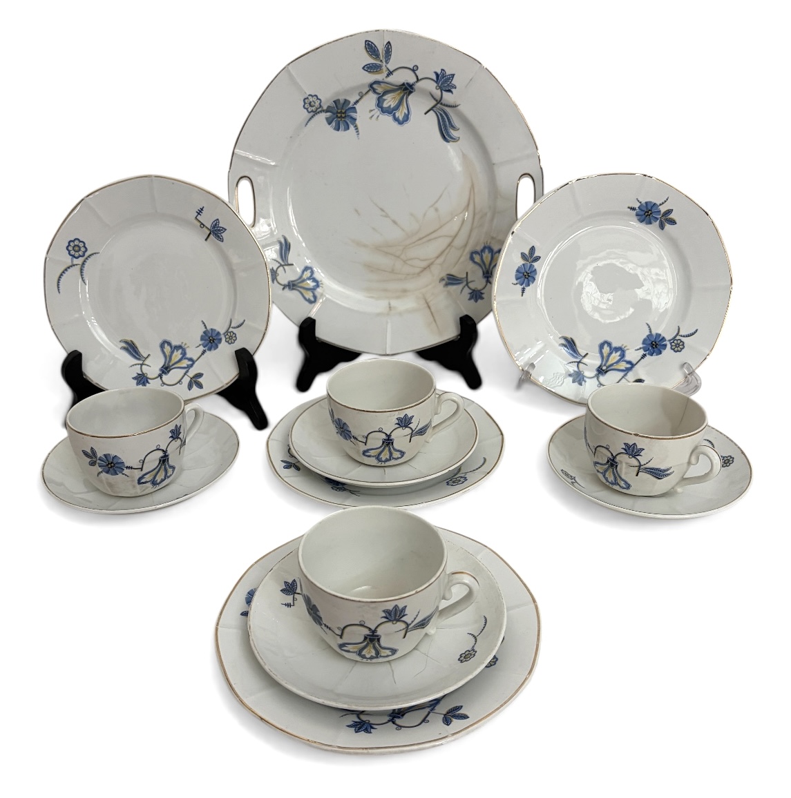 Conjunto de chá em porcelana europeia Vitoria Porcellite, composto por 4 xícaras com pires, pratos de sobremesa e prato maior para bolo, decoração floral em tons de azul com detalhes dourados. Peças com delicado relevo ...