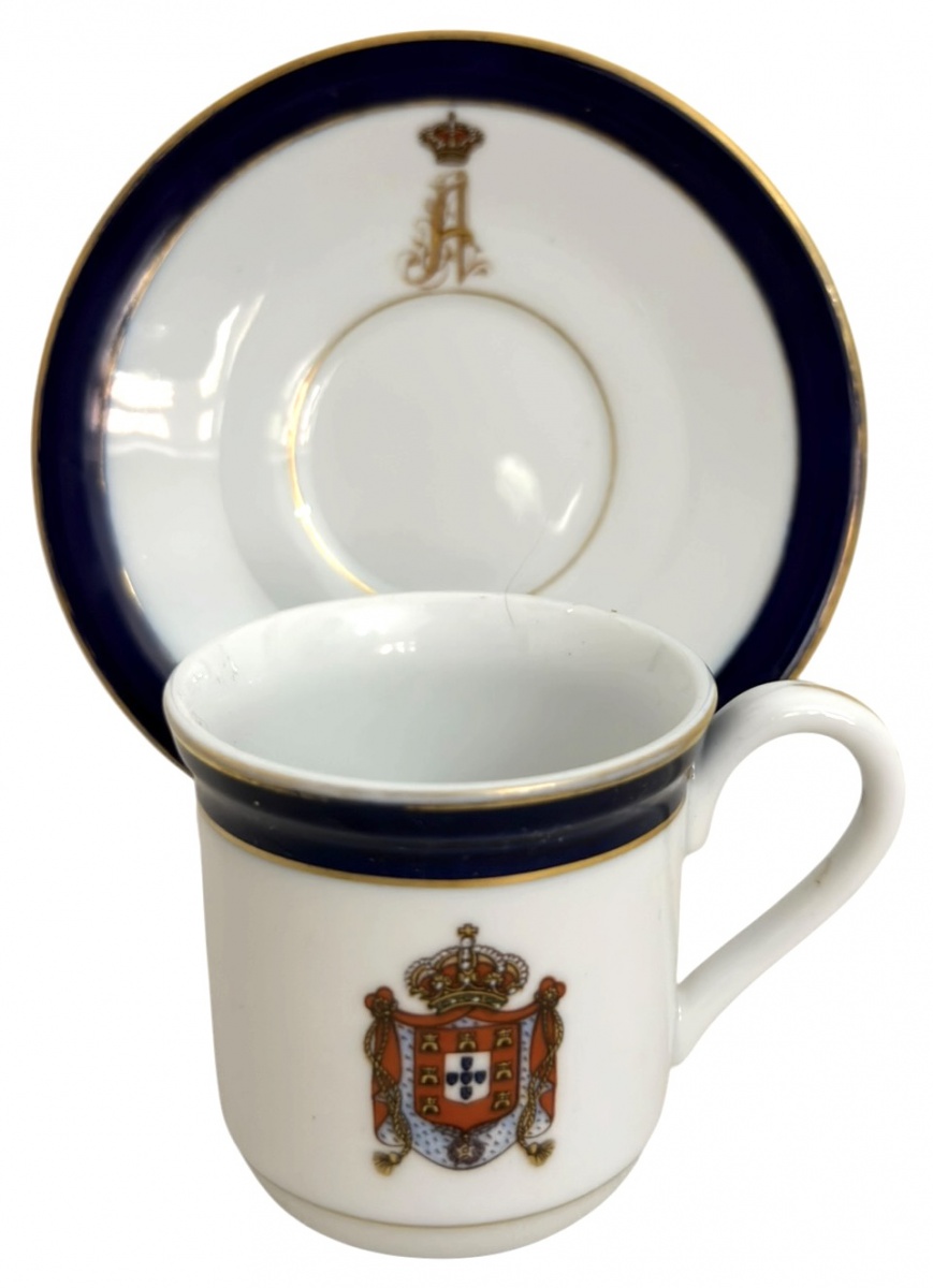 Xícara de café e ou coleção com pires em porcelana portuguesa Neoclássica, decoração Companhia das Índias  Decoração D. Amélia, edição especial séc. XIX/XX. Apresenta borda em azul cobalto com filetes dourados e brasão ...