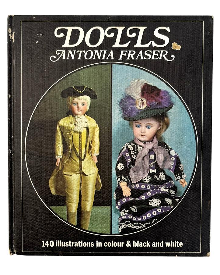 Livro Dolls, de Antonia Fraser, edição ilustrada com capa dura, ricamente documentado com imagens coloridas e em preto e branco. Obra dedicada à história e evolução das bonecas, incluindo exemplares europeus e peças de ...