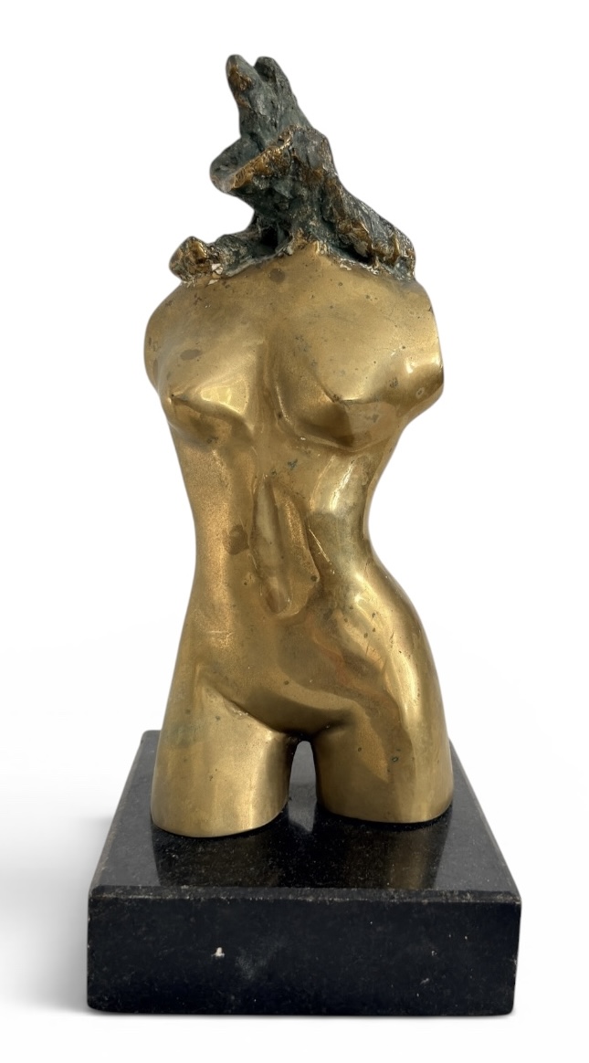 SUZANA LEVY (RJ, 19372023)Escultura em bronze polido representando torso feminino, apresentando o característico contraste entre superfícies lisas e texturas brutas da artista. Peça assinada, medindo 30 cm de altura e ...
