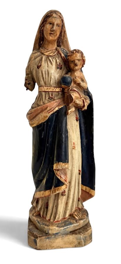 MINAS SÉC. XIX - Antiga imagem sacra representando Nossa Senhora da Vitoria com o Menino, em madeira entalhada e policromada. Trabalho antigo, de caráter devocional, com vestes em tons de azul, creme e dourado. ...