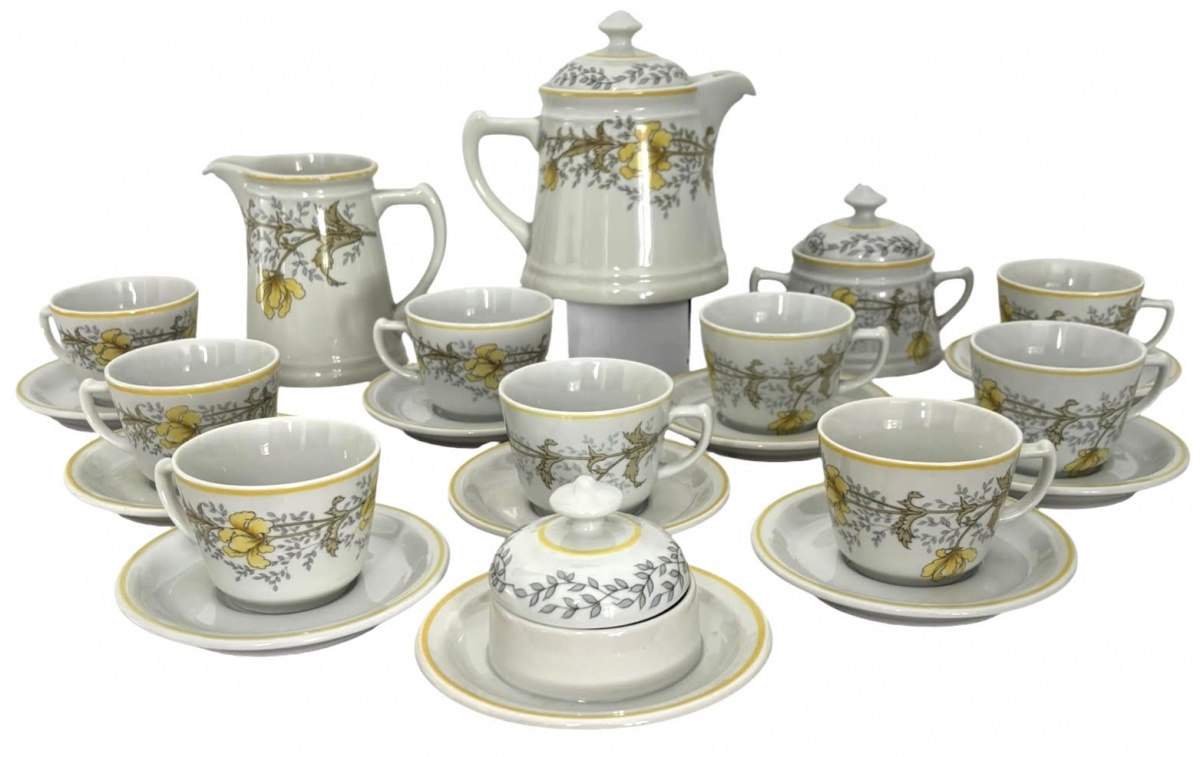 STEATITA - Conjunto de café em Porcelana Steatita decorado com motivos florais em tons amarelo e cinza, filetes dourados. Composto por bule, leiteira com discreto bicado, manteigueira, açucareiro com tampa e 9 xícaras ...
