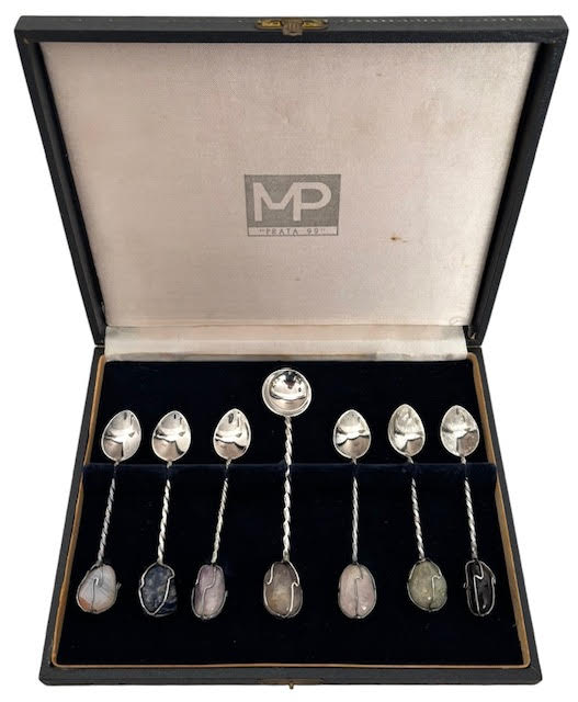 Conjunto de 7 colheres e 1 concha para molho em prata MP  Prata 99, com cabos torcidos e terminais decorados com pedras naturais em diferentes tonalidades. Acompanha estojo original forrado, valorizando a apresentação e ...
