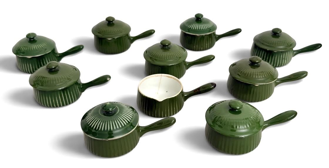 LIMOGES - Conjunto com 10 cremeiras no formato mini caçarolas em cerâmica esmaltada na cor verde sendo 9 peças com tampa e 1 sem tampa. Produção francesa, marca Aluminites Frugier  Limoges France, apresentando corpo ...