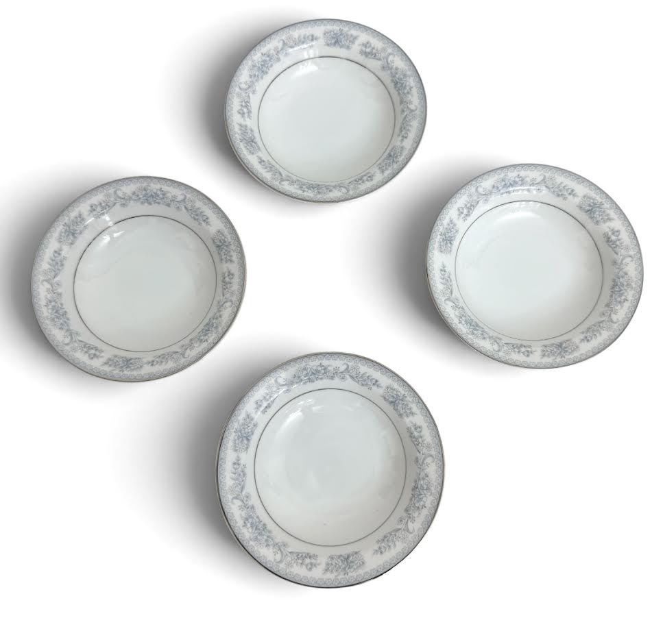 Conjunto com 4 tigelas em porcelana Mikasa Fine China, padrão Dresden Rose L9009, Japão. Decoração floral em delicado tom azul com friso elegante. Peças em bom estado de conservação. Mede 14 cm diâmetro.