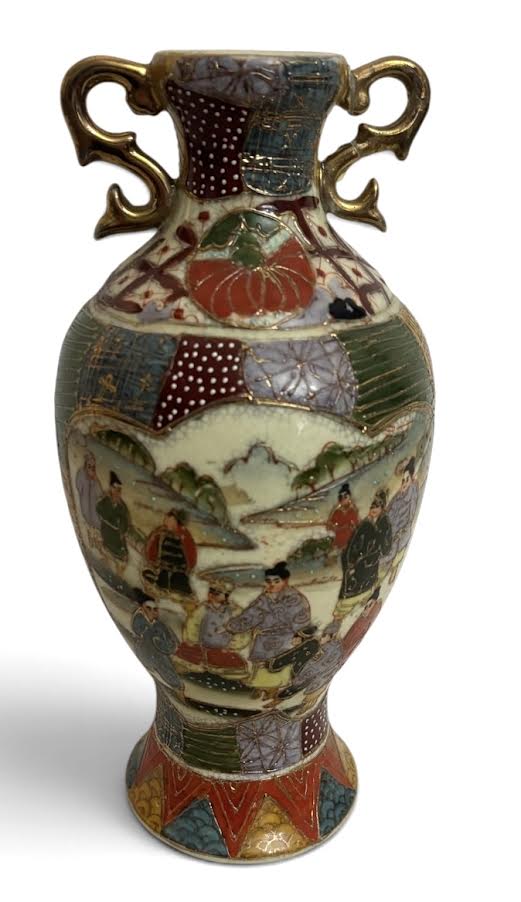 Vaso em porcelana oriental estilo Satsuma, ricamente decorado com cenas figurativas e elementos geométricos policromados, com detalhes em douração. Corpo bojudo sobre base, gargalo estreito e alças laterais ornamentais. ...