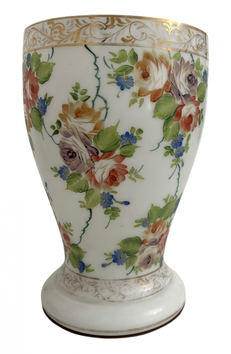 FRANCA SÉC. XIX - Imponente vaso em opalina francesa, corpo ricamente decorado com pintura floral policromada à mão, apresentando rosas e folhagens, além de delicados frisos dourados no bordo e na base. Peça de elegante ...