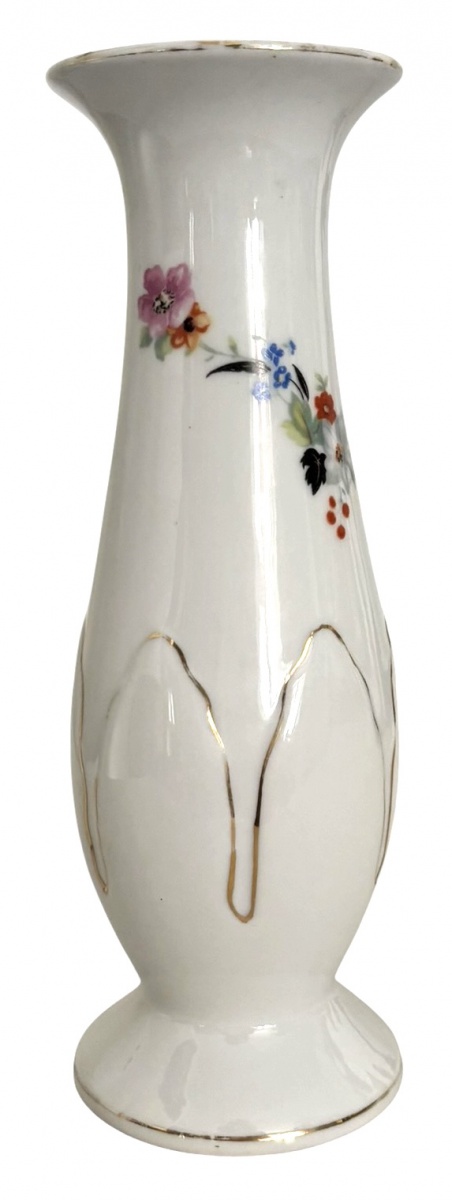 Pequeno vaso em porcelana Cia. Paulista, decoração floral policromada com detalhes dourados em relevo. Corpo bojudo com gola levemente aberta, marcado na base. Apresenta sinais do tempo e desgastes compatíveis. Mede ...