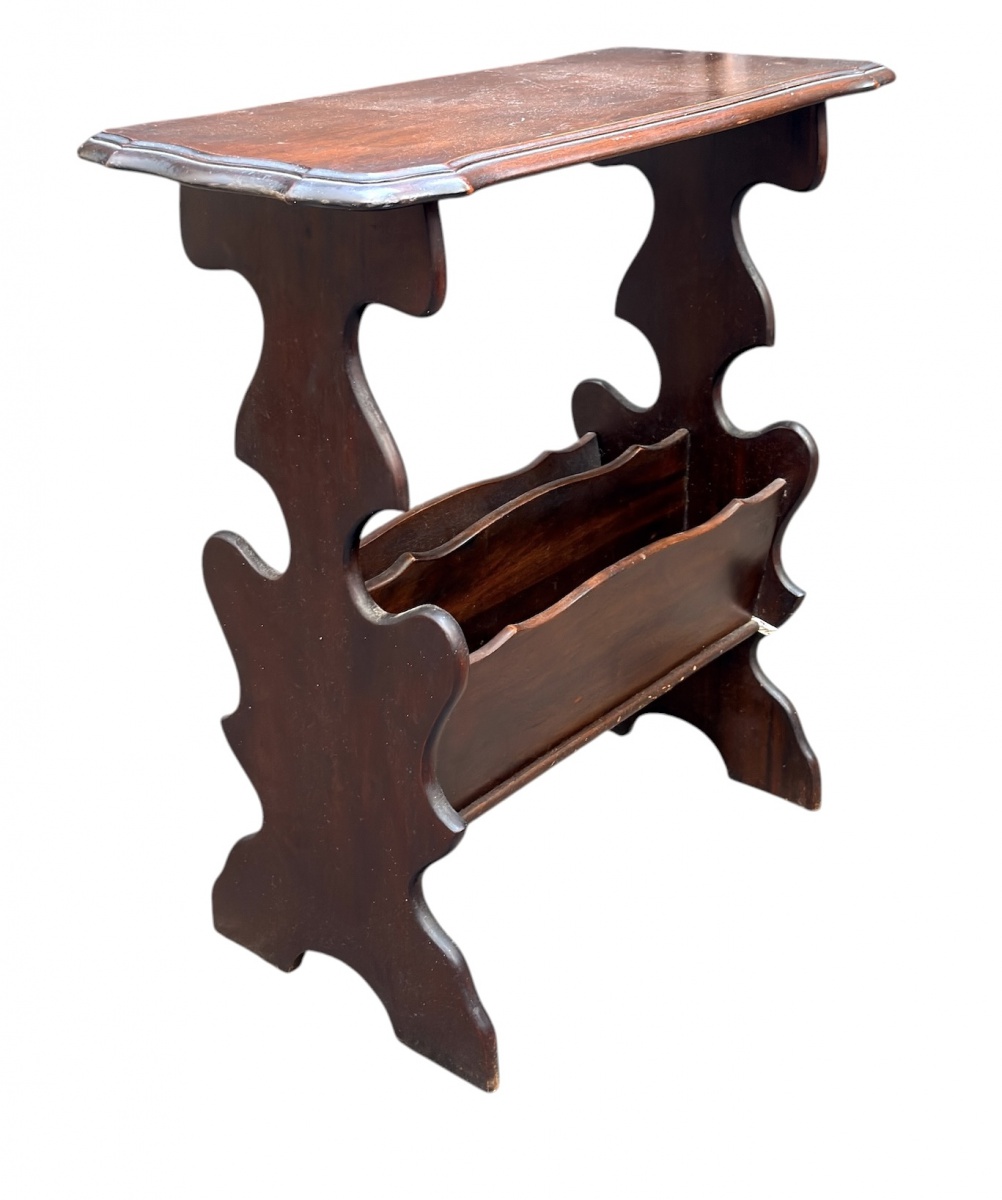 Porta-revistas em madeira nobre patinada, com tampo recortado e laterais vazadas em elegante desenho ondulado. Estrutura leve e funcional, de inspiração colonial, ideal para compor ambientes clássicos e acolhedores. ...