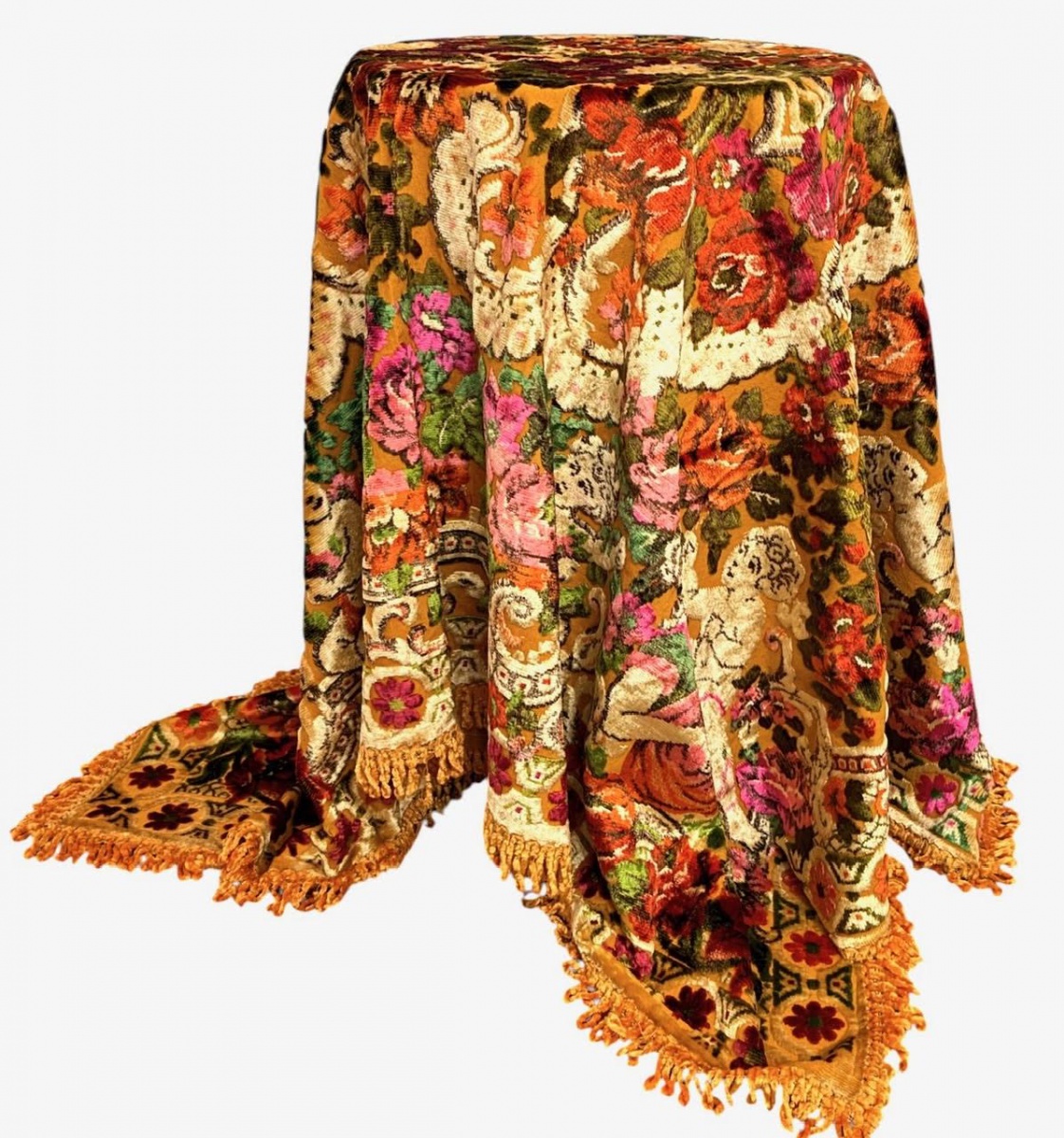 ITALIA - Magnífica colcha/tapeçaria em veludo alemão estampado, ricamente decorada com composição floral e figuras de querubins policromadas sobre fundo dourado, apresentando franjas ornamentais em todo contorno. Peça ...