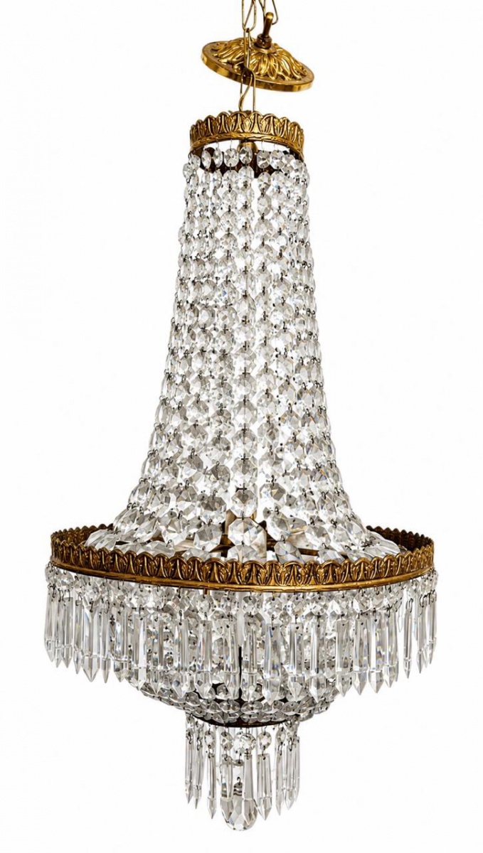 Palaciano lustre de teto de estilo francês para quatro lâmpadas com estrutura em metal dourado, ricamente adornado com cristais lapidados em diamantes e pingentes prismáticos. Estrutura em formato cônico com acabamento ...