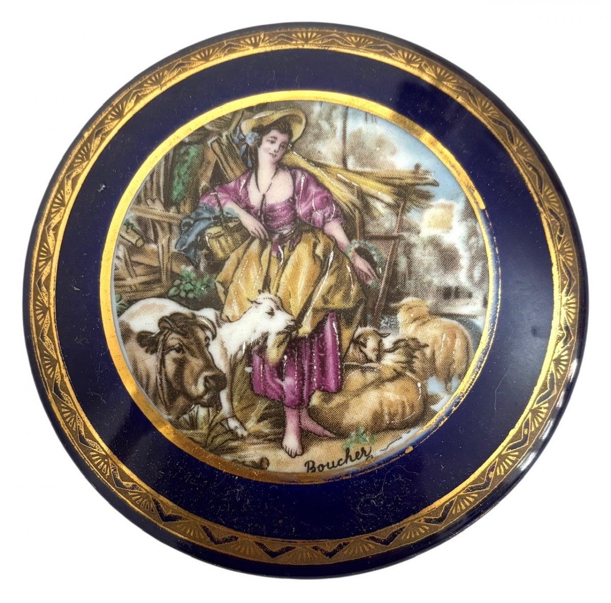 LIMOGES - Magnífico porta joias em pasta de porcelana francesa Limoges, graciosamente adornado com figura humana e animais em policromia sobre fundo azul cobalto e contorno em vibrante ouro. Apresenta registro. Mede ...
