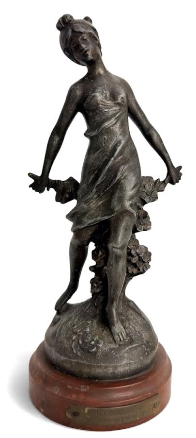 AUGUSTE MOREAU (18341917) - Escultura em petit bronze patinado, representando jovem feminina em movimento, apoiada em base naturalista com elementos florais, assinada Auguste Moreau. Peça do periodo Art Nouveau, rica em ...