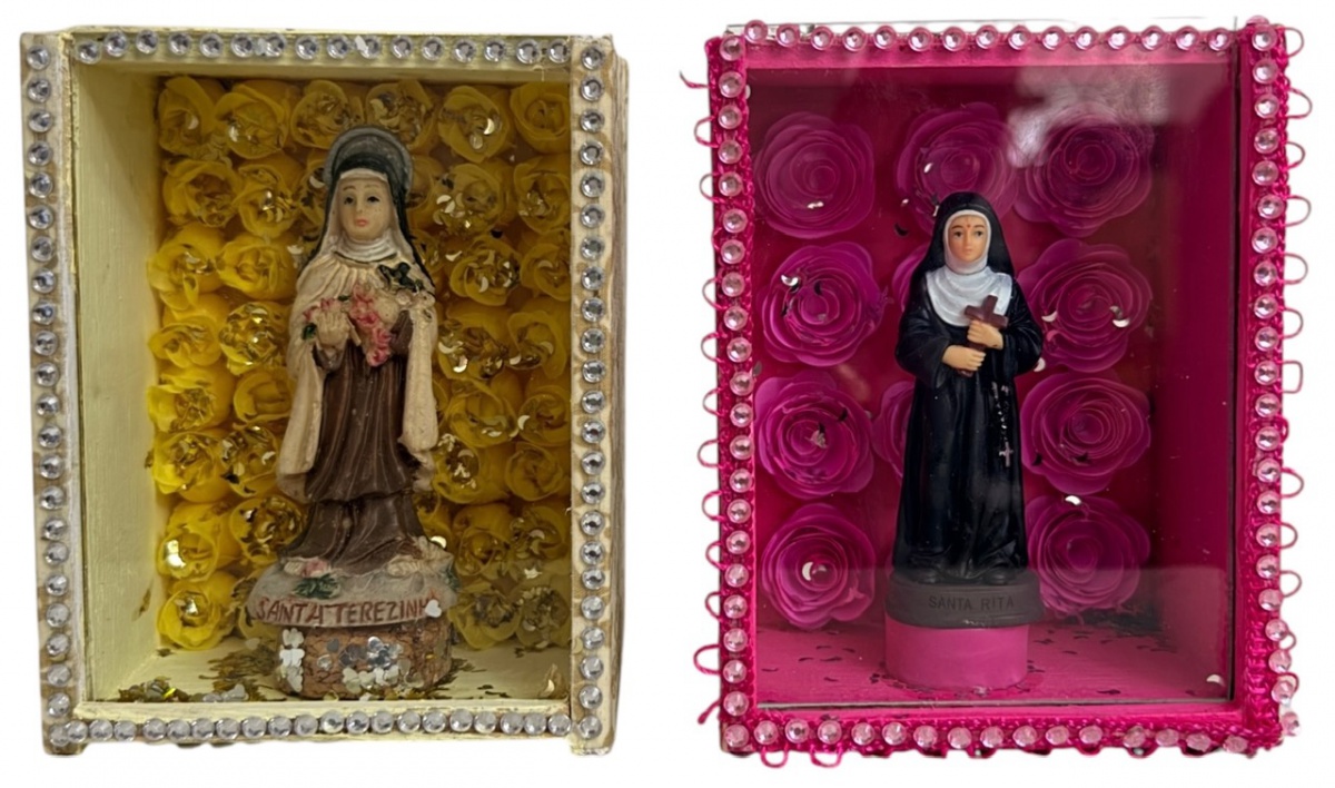 Par de pequenos oratórios decorativos contendo imagens de Santa Terezinha e Santa Rita, em caixas de madeira ornamentadas com aplicações de pedrarias, revestimento floral papel machê e visor frontal em vidro ...