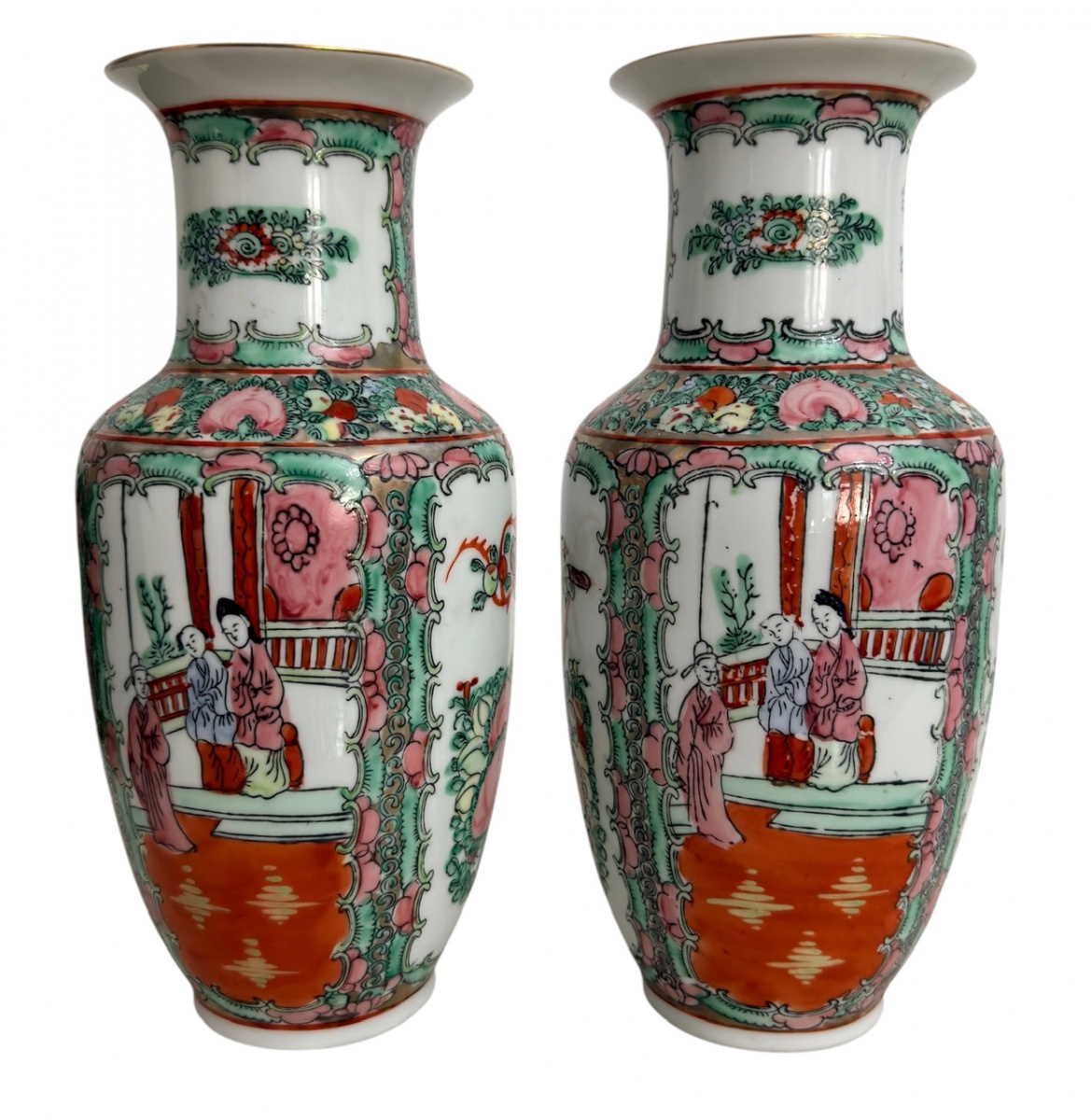 Par de vasos em porcelana chinesa Família Rosa, decorados em policromia com reservas figurativas de personagens em ambiente palaciano e motivos florais, em delicada paleta rosa, verde e vermelho, com detalhes dourados. ...