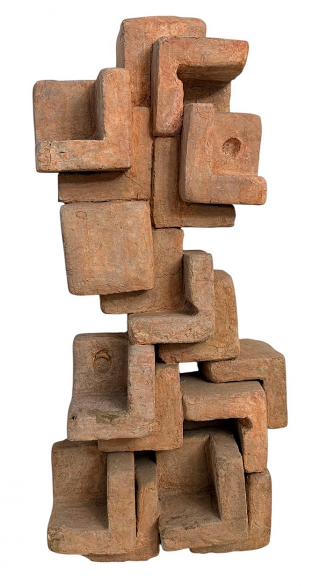 GILDA PARETO (Rio de Janeiro, 1934-2026). Escultura abstrata construtivista em isopor patinado, com composição geométrica de volumes escalonados e forte influência arquitetônica. Acabamento texturizado em tonalidade ...