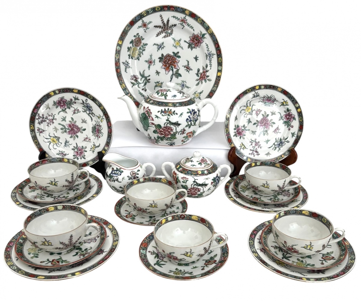 Aparelho de chá em porcelana oriental, composto por bule com tampa, açucareiro com tampa, leiteira, seis xícaras com pires, seis pratos para bolo, e o prato de bolo . Decoração policromada com delicados motivos florais ...