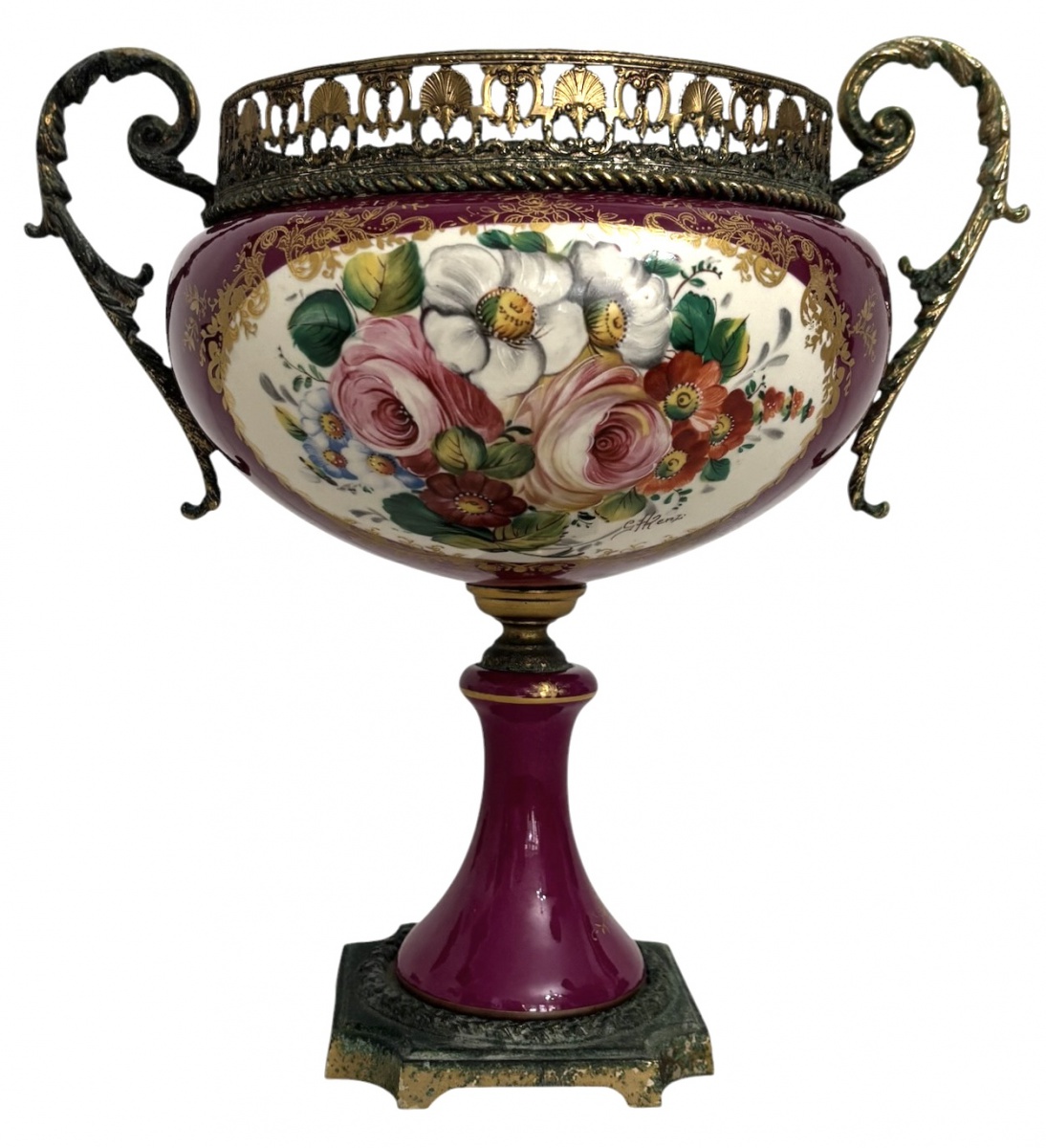 Centro de mesa francês estilo Sevrès em porcelana e bronze, executado em elegante tonalidade rubi (cranberry) com rica decoração floral policromada pintada à mão e delicados realces dourados. Corpo apoiado sobre ...