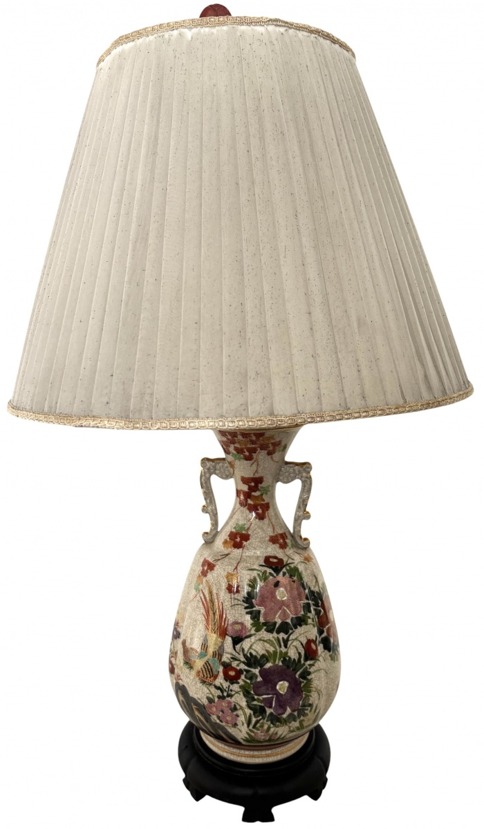Abajur oriental em porcelana japonesa tipo Satsuma, decorado com rica pintura policromada e detalhes dourados em relevo, apresentando composição floral e ave exótica sobre fundo craquelado característico. Corpo em forma ...