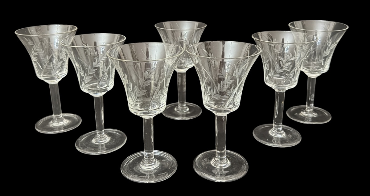 Conjunto de 7 taças para vinho em cristal translúcido, com elegante decoração gravada a ácido representando ramos e folhagens estilizadas. Bojo em formato levemente aberto, haste lisa e pé circular. Peças de fino ...