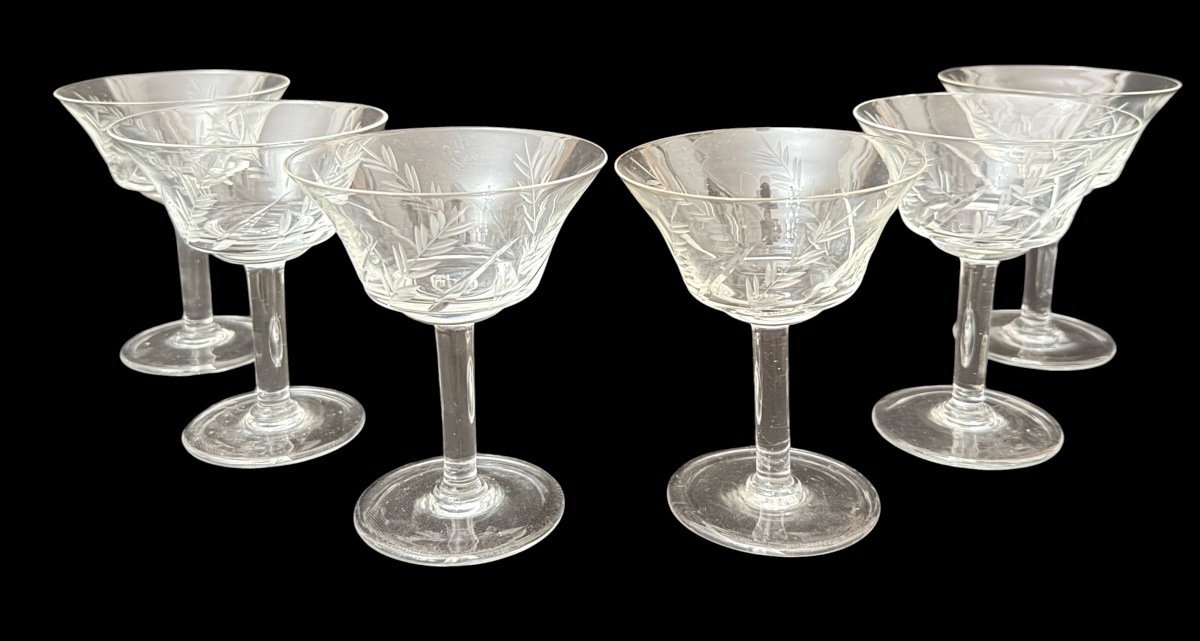 Conjunto de 6 taças para espumante em cristal translúcido, com elegante decoração gravada a ácido representando ramos e folhagens estilizadas. Bojo em formato levemente aberto, haste lisa e pé circular. Peças de fino ...