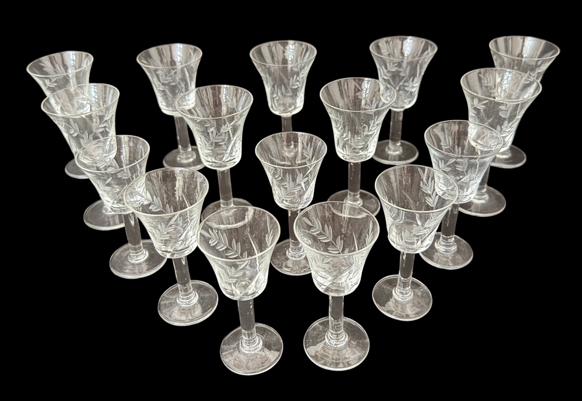 Conjunto de 16 taças para licor e vinho do Porto em cristal translúcido, com elegante decoração gravada a ácido representando ramos e folhagens estilizadas. Bojo em formato levemente aberto, haste lisa e pé circular. ...