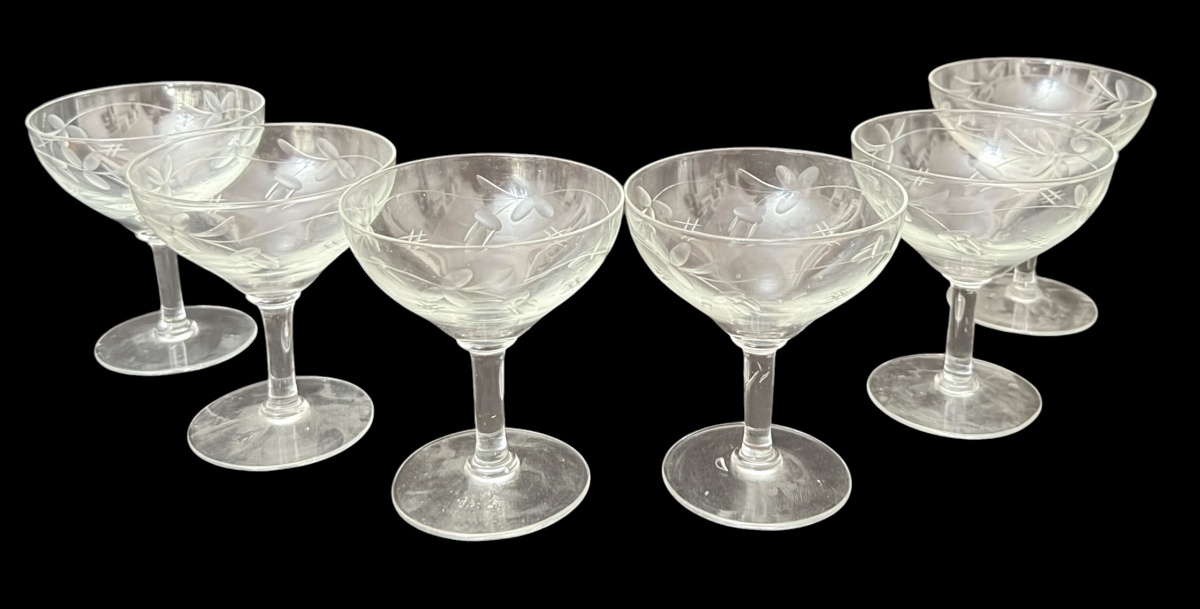 Conjunto de 6 taças para espumante em cristal translúcido, com elegante decoração gravada a ácido representando ramos e folhagens estilizadas. Bojo em formato levemente aberto, haste lisa e pé circular. Peças de fino ...