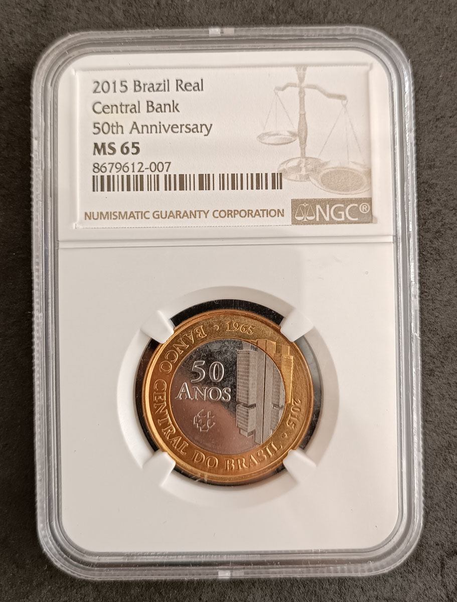 BRASIL - 1 REAL 2015 - MS65 - COMEMORATIVA AOS 50 ANOS BANCO CENTRAL - PEÇA ENCAPSULADA E GRADUADA PELA NGC