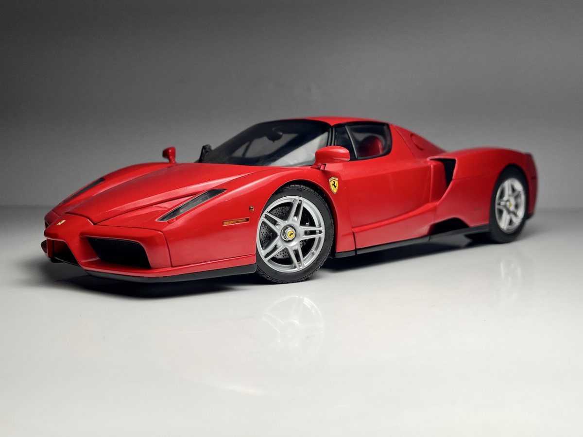 Enzo Ferrari Vermelho - BBR Escala 1/18 miniatura em me