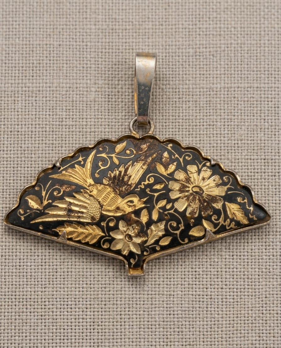 PINGENTE EM METAL DOURADO DITO "OURO DE TOLEDO" MEDINDO 4CM. MARCAS DO TEMPO.