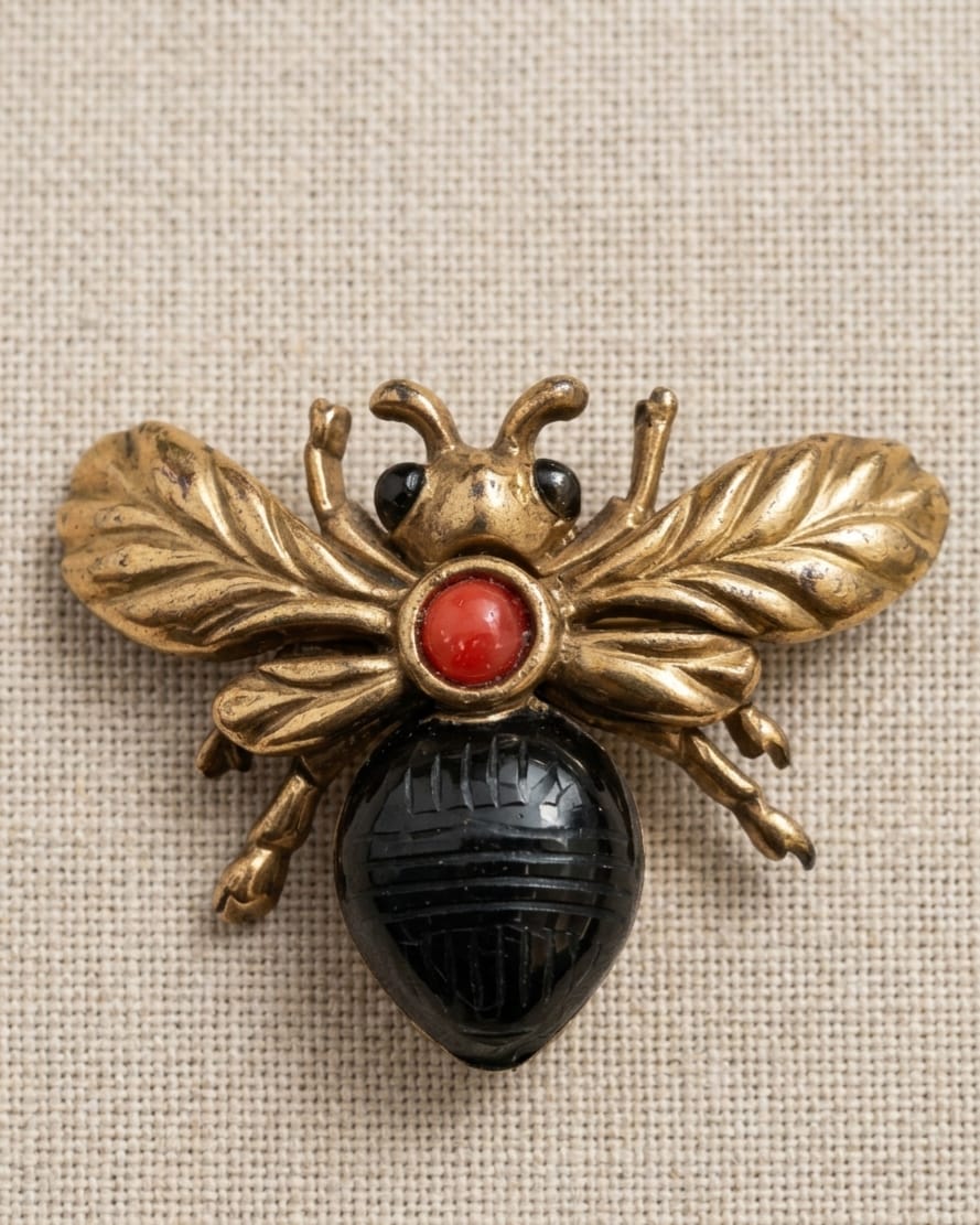 BROCHE DOURADO VINTAGE, REPRESENTANDO ABELHA,  COM PEQUENO APLIQUE CENTRAL EM CORAL NATURAL. MEDIDA 3CM.