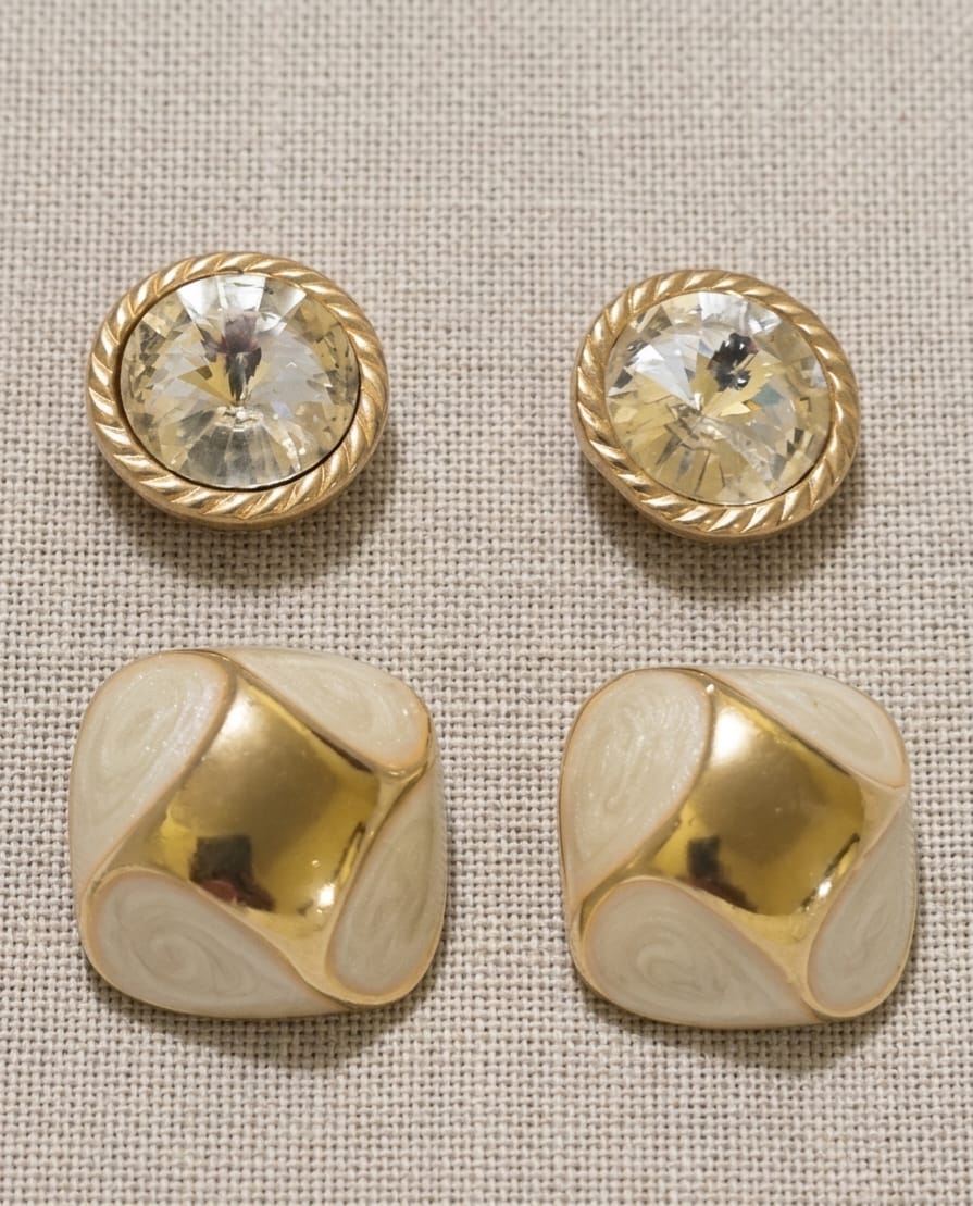 2 PARES DE BRINCOS DE PRESSÃO DOURADOS, COM ESMALTE E STRASS. MAIOR 2,5CM.