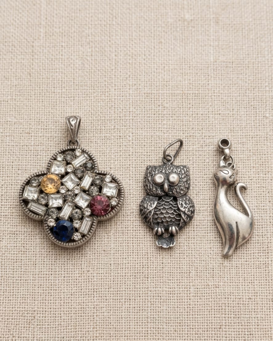 3 PINGENTES DIFERENTES PRODUZIDOS EM METAL PRATEADO. MAIOR 5CM.