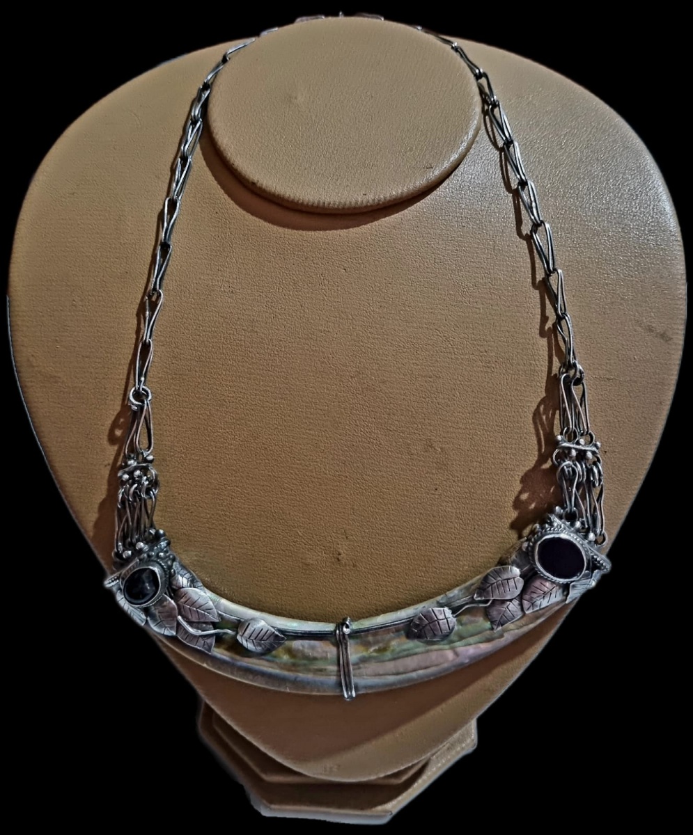 COLAR EM PRATA DE LEI, ADORNADO COM GRANDE PEÇA DE ABALONE E PEDRAS ESCURAS, MEDINDO 45CM ABERTO.