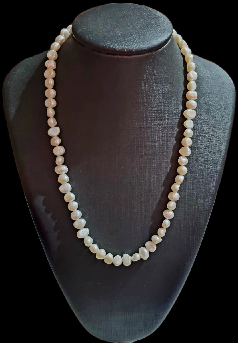 COLAR DE PÉROLAS NATURAIS  DE ÁGUA DOCE E FECHO EM PRATA 925, MEDINDO 54CM ABERTO.