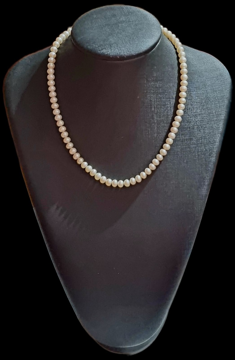 COLAR DE PÉROLAS NATURAIS  DE ÁGUA DOCE E FECHO EM PRATA 925, MEDINDO 44CM ABERTO.