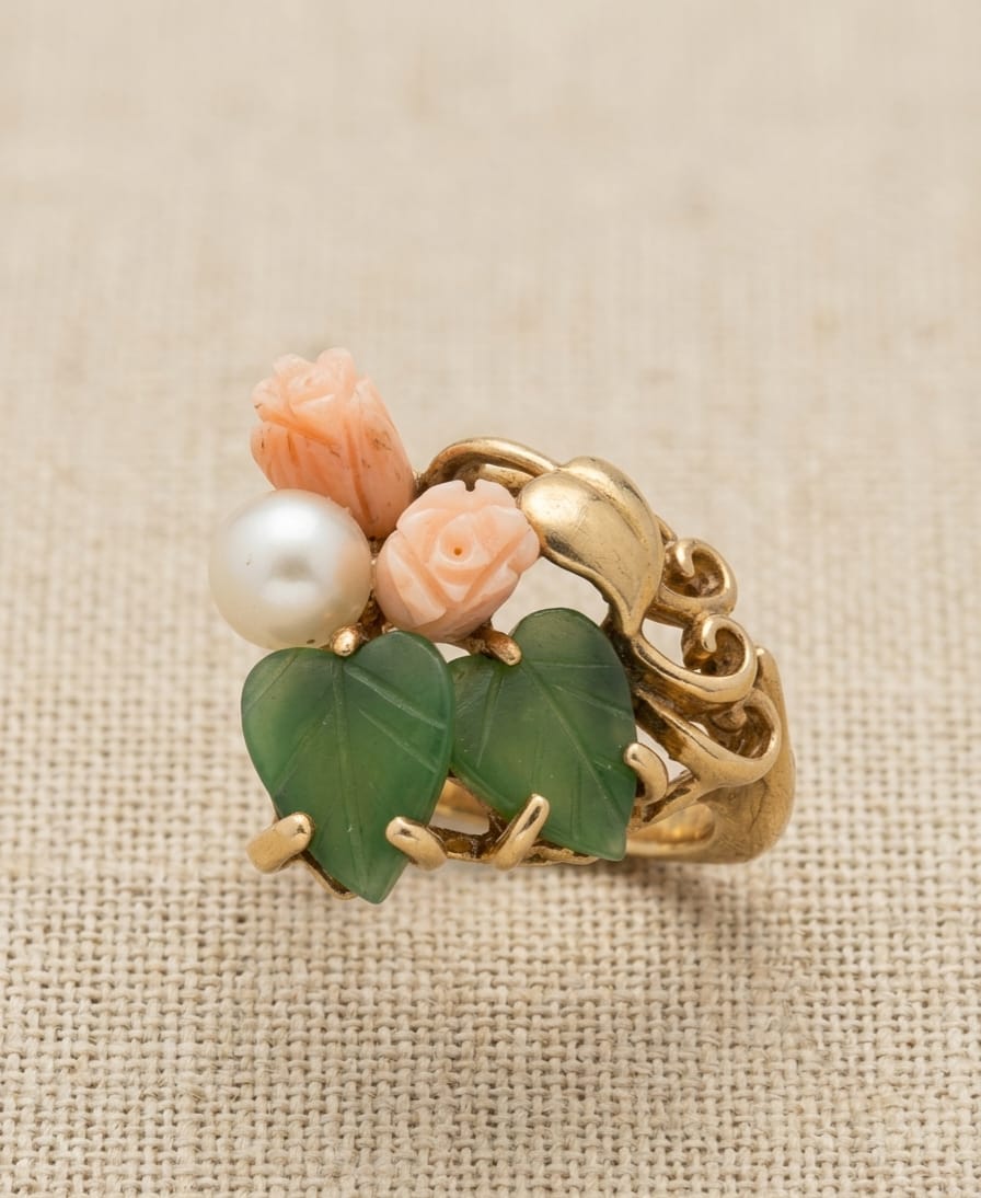 ANEL EM METAL DOURADO DECORADO COM PÉROLA NATURAL, CORAL PEAU D' ANGE E PEDRAS VERDES. ARO 15.