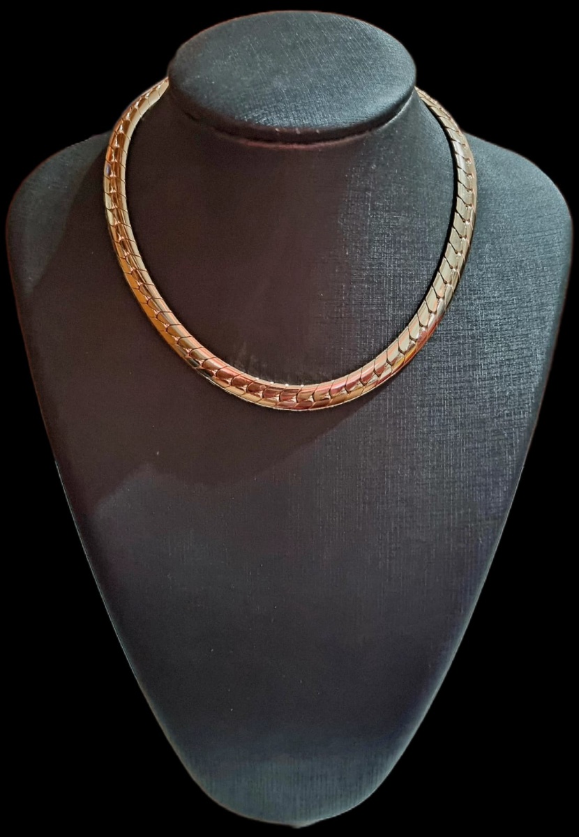 GARGANTILHA PRODUZIDA EM ALUMÍNIO DOURADO, MEDINDO 38CM ABERTA.