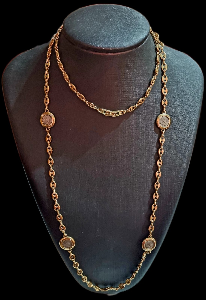 VALENTINO - COLAR VINTAGE PRODUZIDO EM METAL DOURADO, PRATEADO E STRASS, MEDINDO 1M 4CM. MARCA LEVEMENTE APAGADA, CONFORME FOTO.