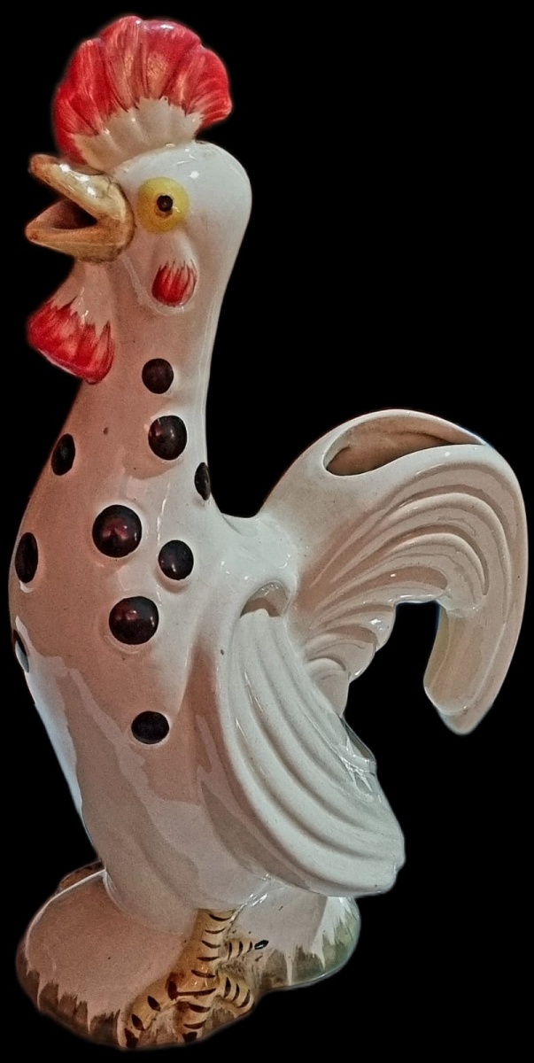 GALO PRODUZIDO EM FAIANÇA, MEDINDO 33X17CM BASE 12X8CM.