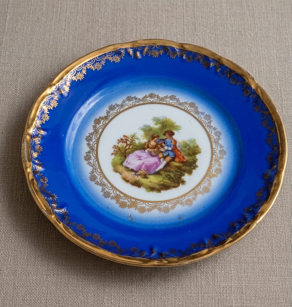 PRATINHO DECORATIVO EM PORCELANA COM CENA GALANTE, MEDINDO 18CM DE DIÂMETRO.