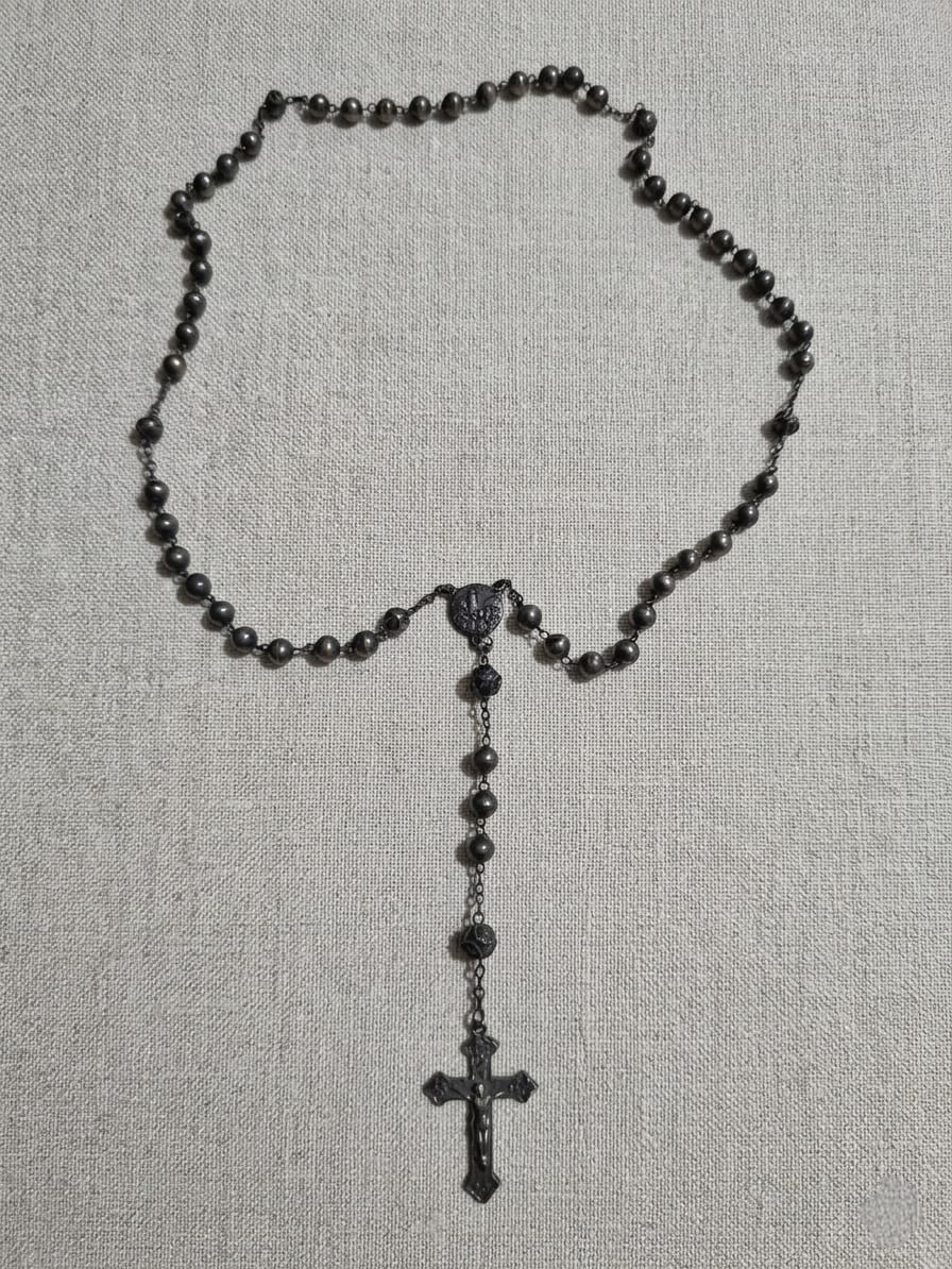 ANTIGO TERÇO CONFECCIONADO EM PRATA DE LEI, MEDINDO 37CM.