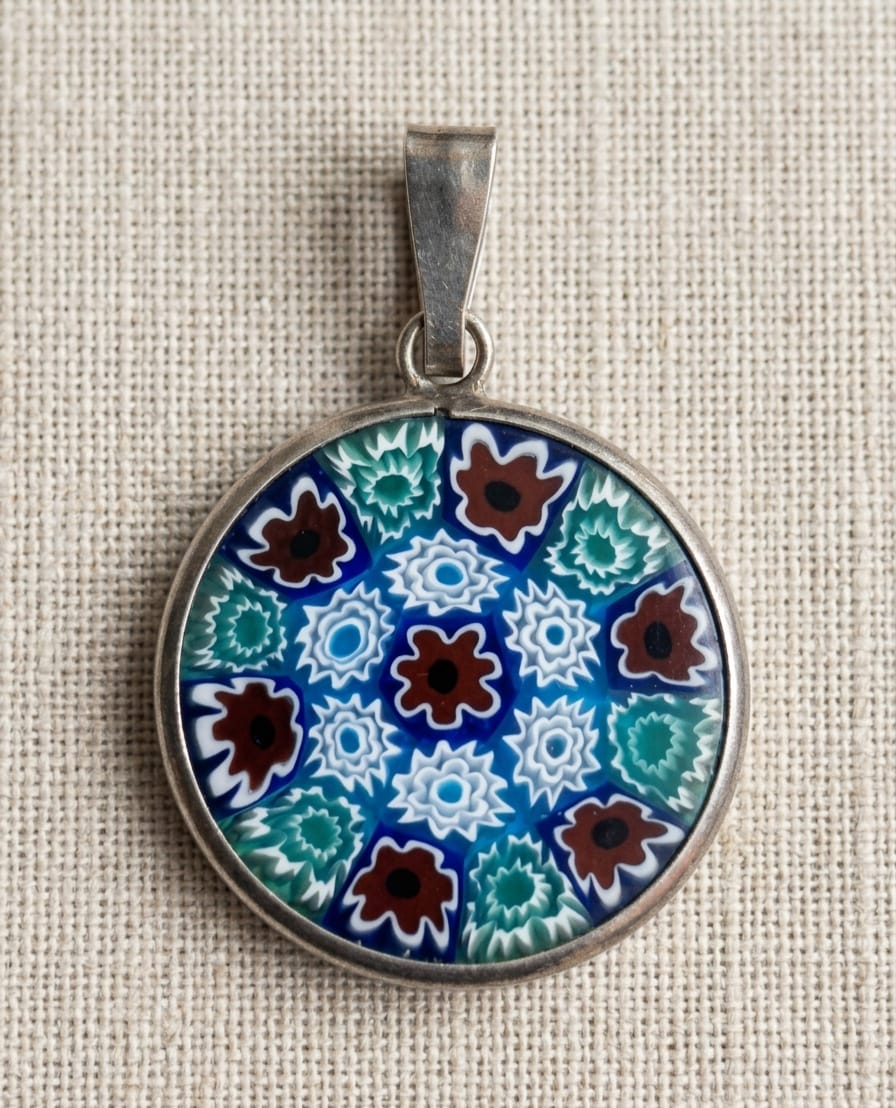 PINGENTE PRODUZIDO EM PRATA DE LEI E VIDRO COM ADORNO MILLEFIORI " MURRINA". DIÂMETRO 2CM.