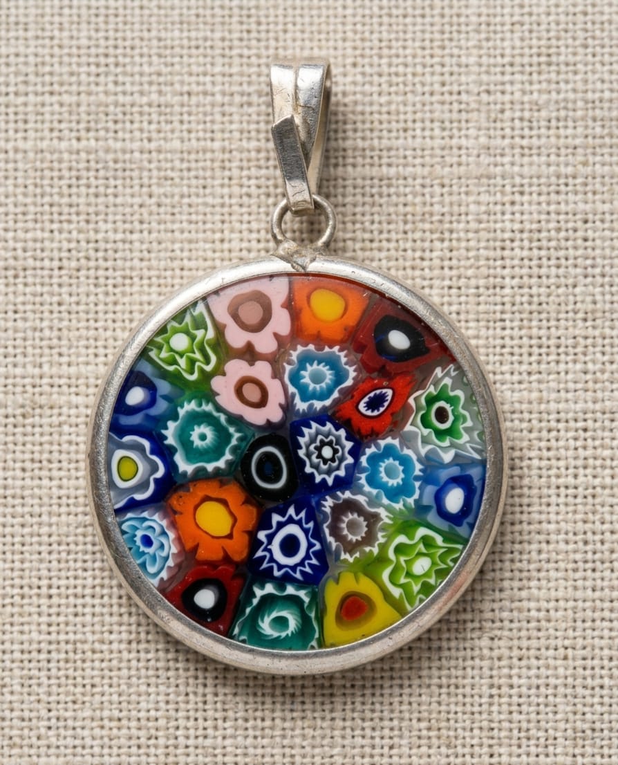 PINGENTE  EM PRATA DE LEI E VIDRO COM DECORAÇÃO  MILLEFIORI " MURRINA".  MEDINDO 2CM.