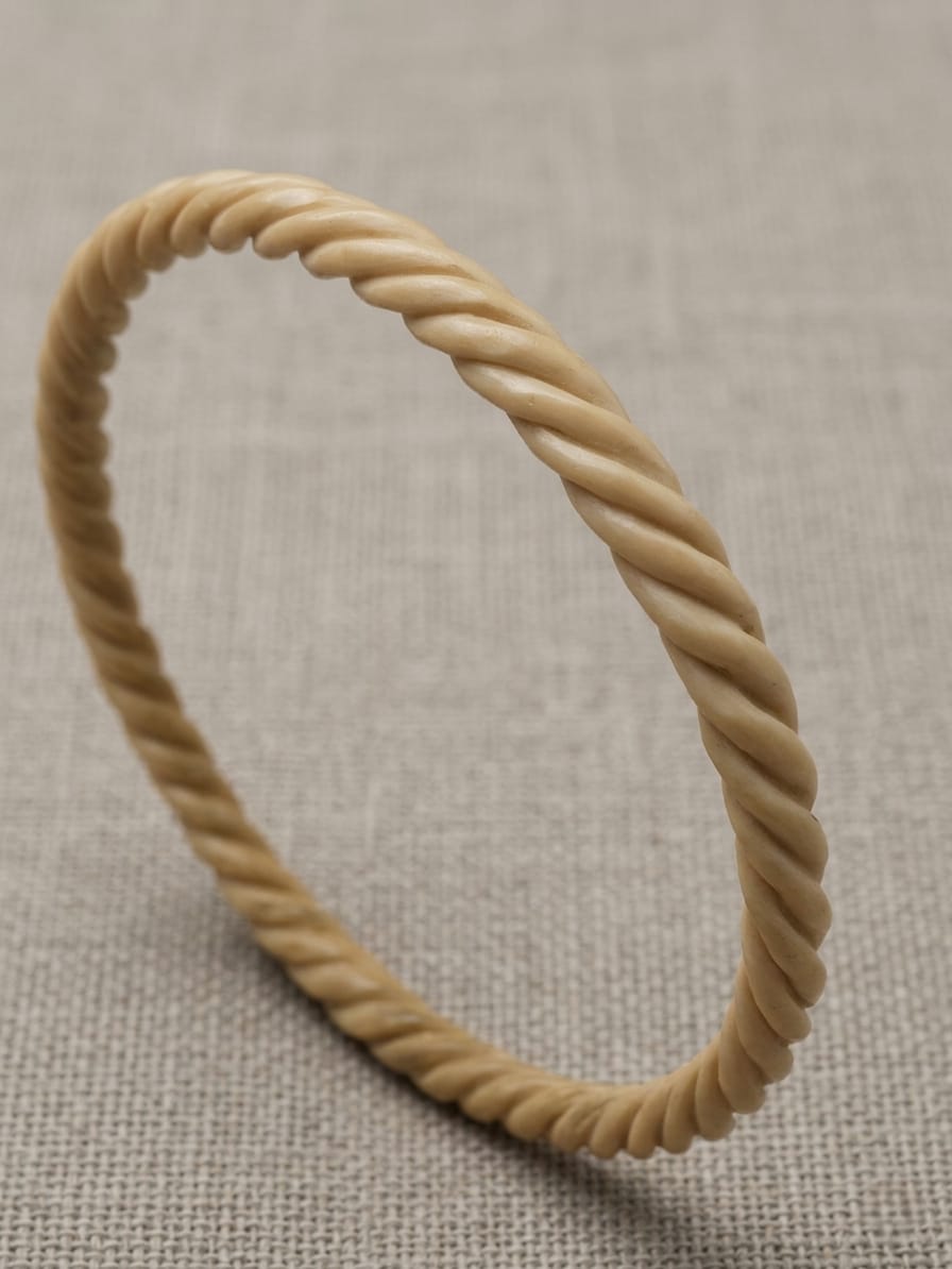 ANTIGA PULSEIRA PRODUZIDA EM MARFIM, MEDINDO 6,5CM DE DIÂMETRO.