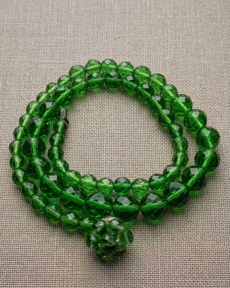 COLAR EM CRISTAL NA COR VERDE, MEDINDO 57CM ABERTO.